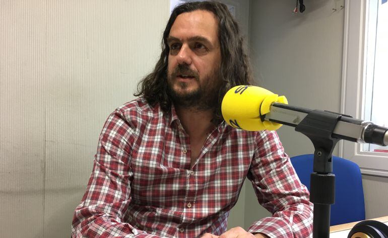 El viceportavoz de En Marea, Antón Sánchez, en los estudios de Radio Galicia.