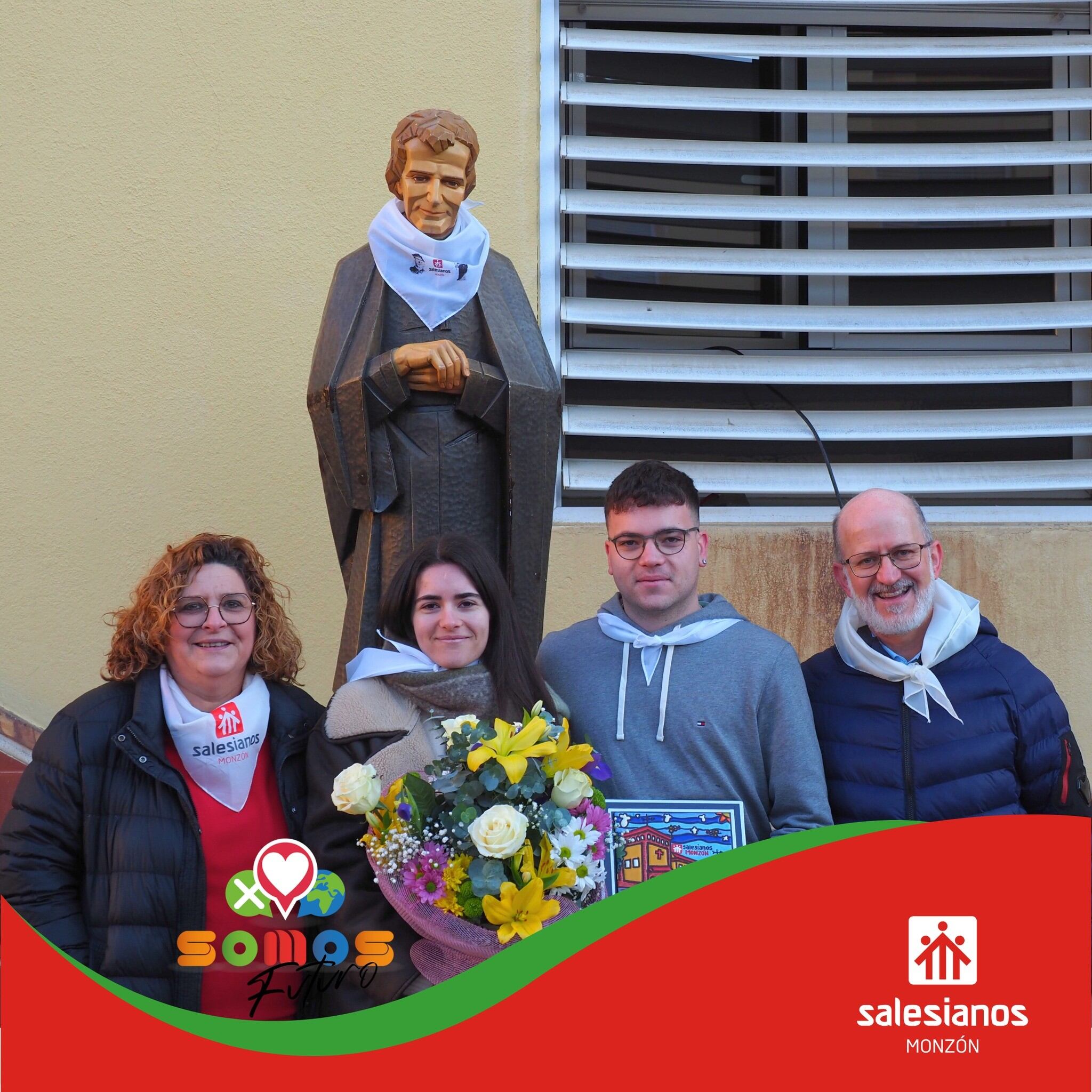 Los antiguos alumnos, Katia y Hugo Moreno, rindieron un homenaje a su padre, José Damián Moreno, gran colaborador del centro, recientemente fallecido