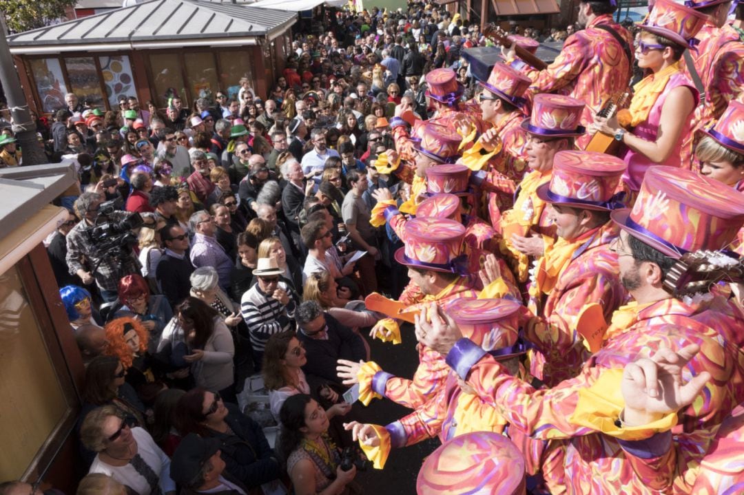 Un coro canta a personas congregadas en la plaza de la Libertad de Cádiz