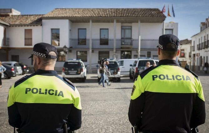 Agentes de la Policia Local permanecen a las puertas del Ayuntamiento de Valdemoro durante el registro que lleva a cabo la Guardia Civil, dentro de la denominada &#039;Operación Púnica&#039;