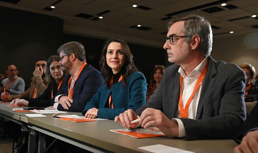 La portavoz de Ciudadanos en el Congreso, Inés Arrimadas, junto al secretario general, José Manuel Villegas (d), durante la reunión extraordinaria del Consejo General de Ciudadanos en la que se votará la composición de la gestora que pilotará el día a día de la formación naranja hasta la celebración de la Asamblea extraordinaria, a mediados de marzo, de la que saldrá una nueva dirección.