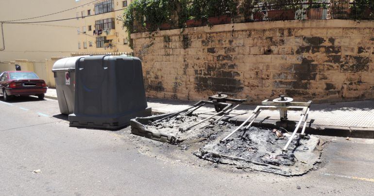 Dos contenidors cremats al carrer Isaac Albéniz, 1 de la ciutat de Lleida