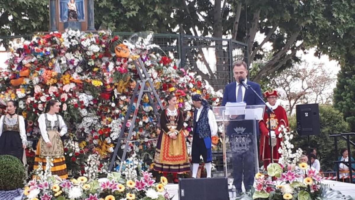 Fernando Berzosa, director del Grupo Radio Aranda, en una de las últimas Ofrendas de Flores a la Virgen de las Viñas que ha presentado durante más de treinta años