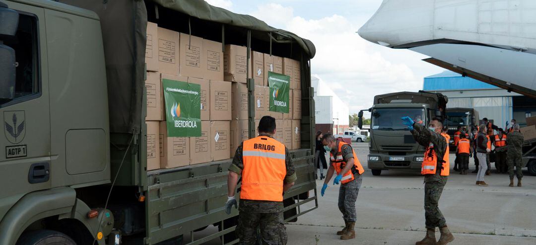 Mascarillas compradas por Iberdrola llegan a la base aérea de Torrejón de Ardoz (Madrid)