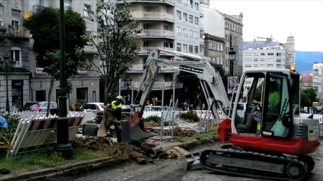 Una pala se afana en levantar un árbol del boulevard de la Gran Vía