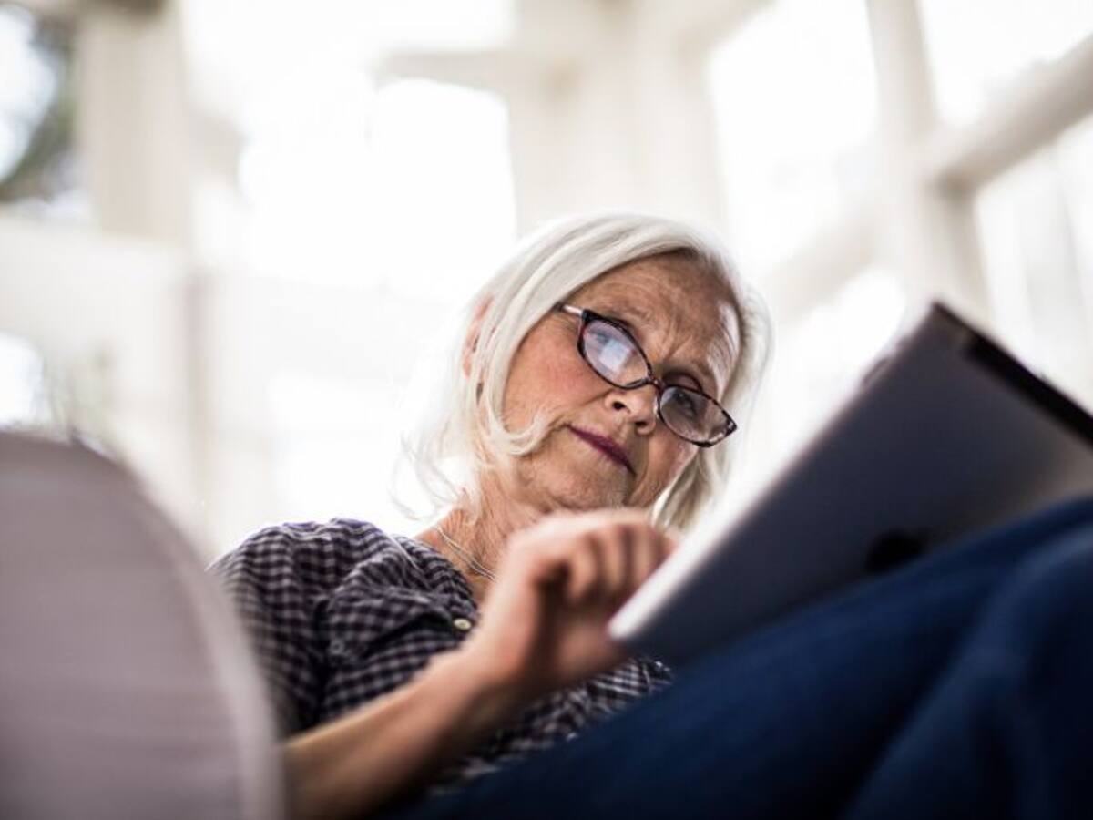 Cruz Roja impulsa una red social para evitar la soledad de las personas mayores
