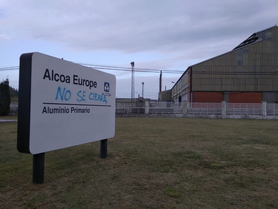 Pintada de protesta en las instalaciones de Alcoa