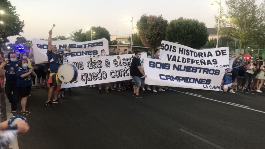 Imagen del recibimiento de cerca de 200 aficionados del Viña Albali Valdepeñas a su equipo, tras lograr el Subcampeonato de Liga 