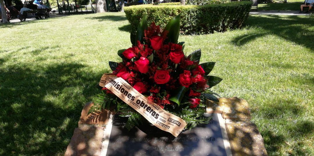 Ramo de rosas honrando la memoria de las víctimas del 14 de agosto de 2003