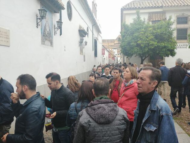 Colas para ver las imágenes de la hermandad de El Nazareno.