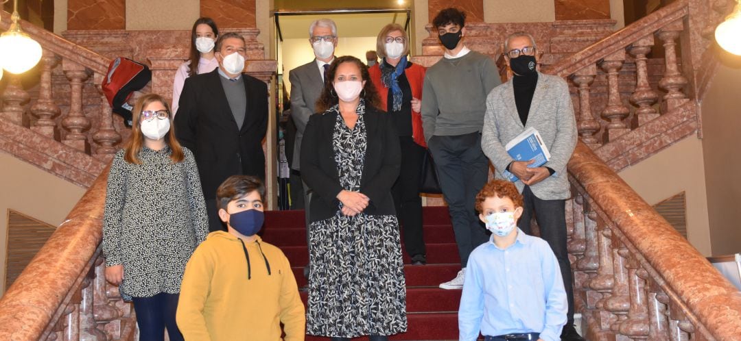 Foto de familia con los responsables de Barcarola, premiados, Ayuntamiento y Globalcaja