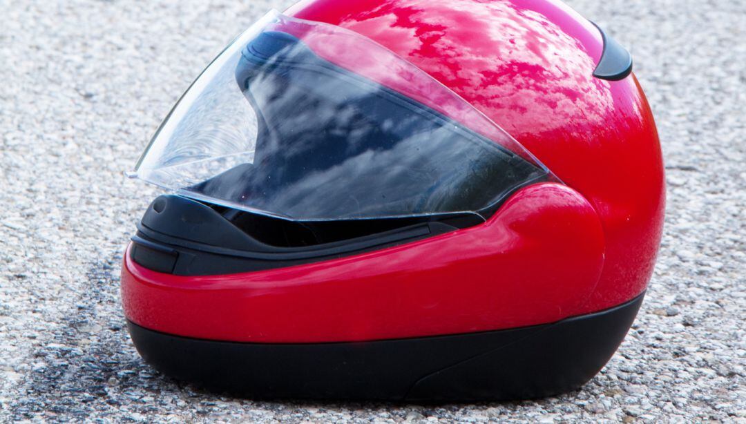 Imagen de archivo de un casco de un motorista que ha sufrido un accidente de tráfico