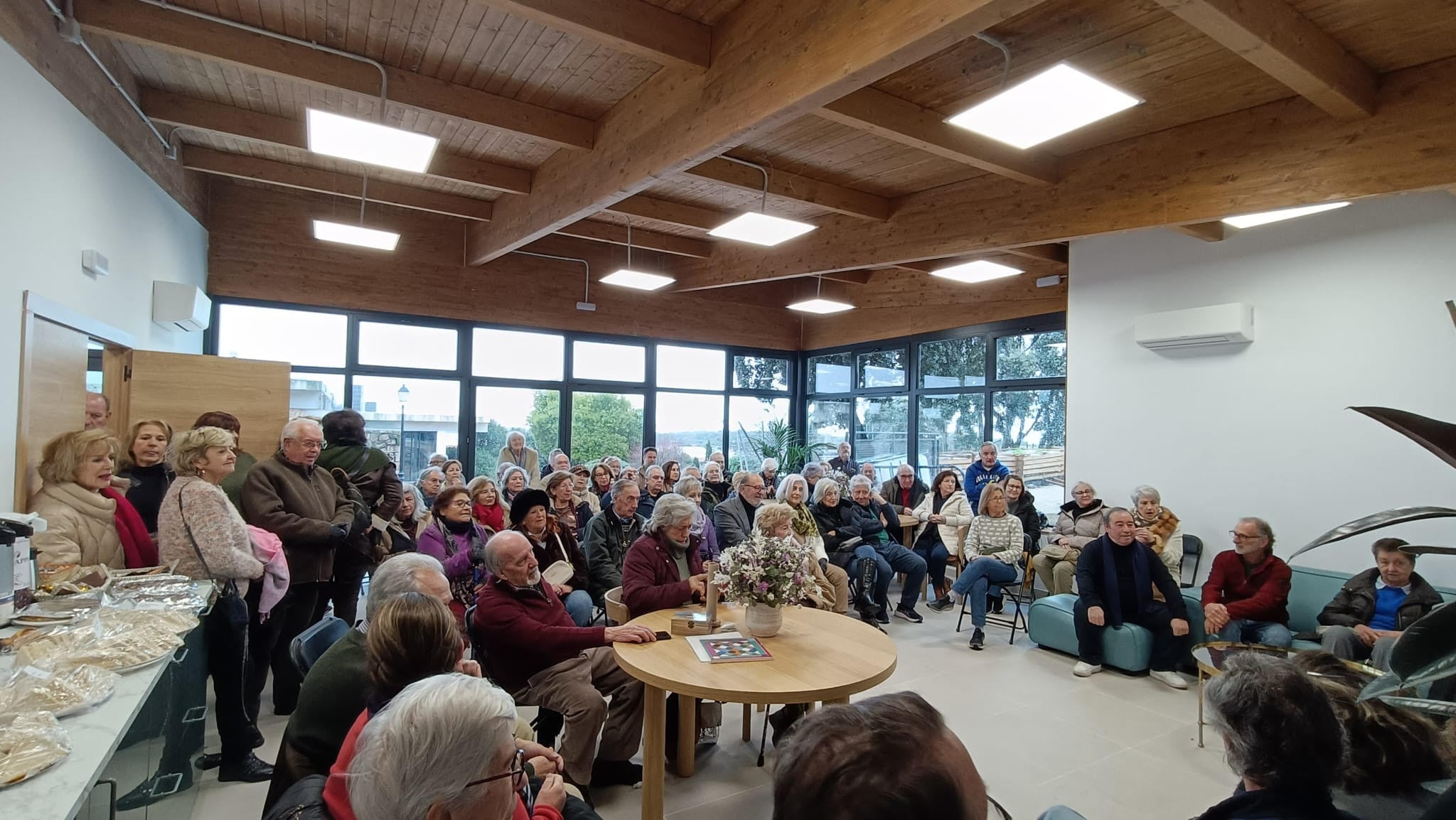 Mayores de Venturada disfrutando de la presentación y el desayuno en la nueva Casa de la Experiencia, en Cotos de Monterrey