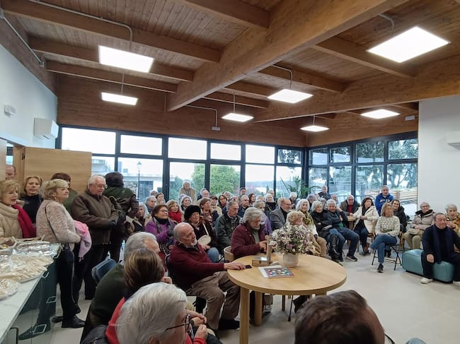 Mayores de Venturada disfrutando de la presentación y el desayuno en la nueva Casa de la Experiencia, en Cotos de Monterrey
