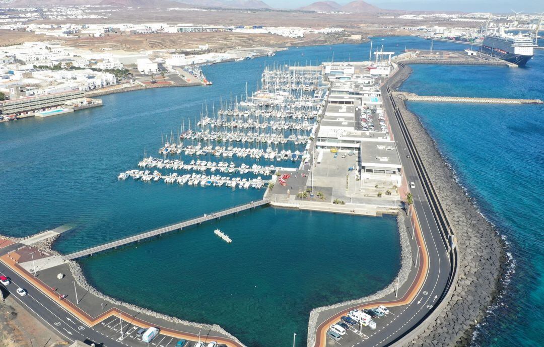 Bahía de Puerto Naos, el puerto deportivo y el muelle cruceros de Arrecife.