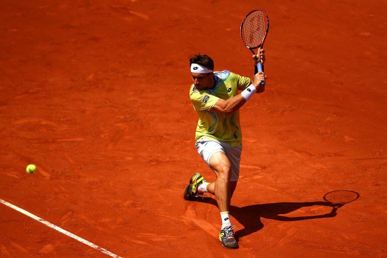 David Ferrer devuelve una bola en París