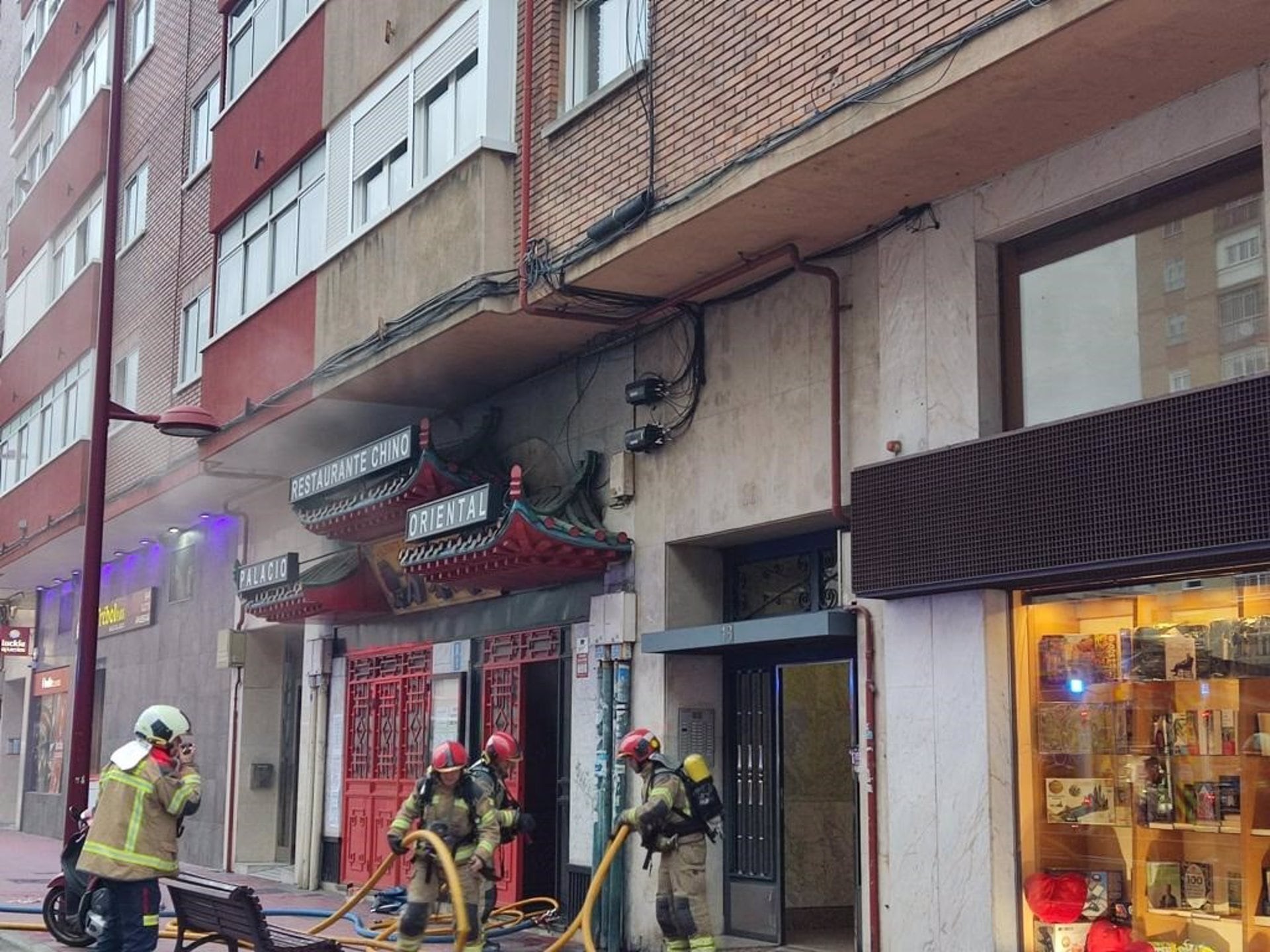 07-03-2022 Los bomberos trabajan en la extinción del fuego declarado en el restaurante chino.
CASTILLA Y LEÓN ESPAÑA EUROPA VALLADOLID SOCIEDAD
EP.