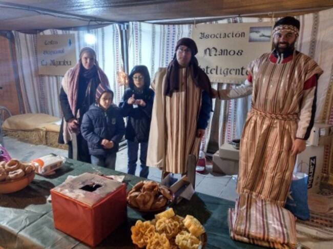 La asociación Manos Inteligentes y el Centro Ocupacional La Algarabía, realizaron un sorteo, una mano inocente se encargó de extraer la papeleta número 0343, al que le corresponde una gran cesta de Navidad.