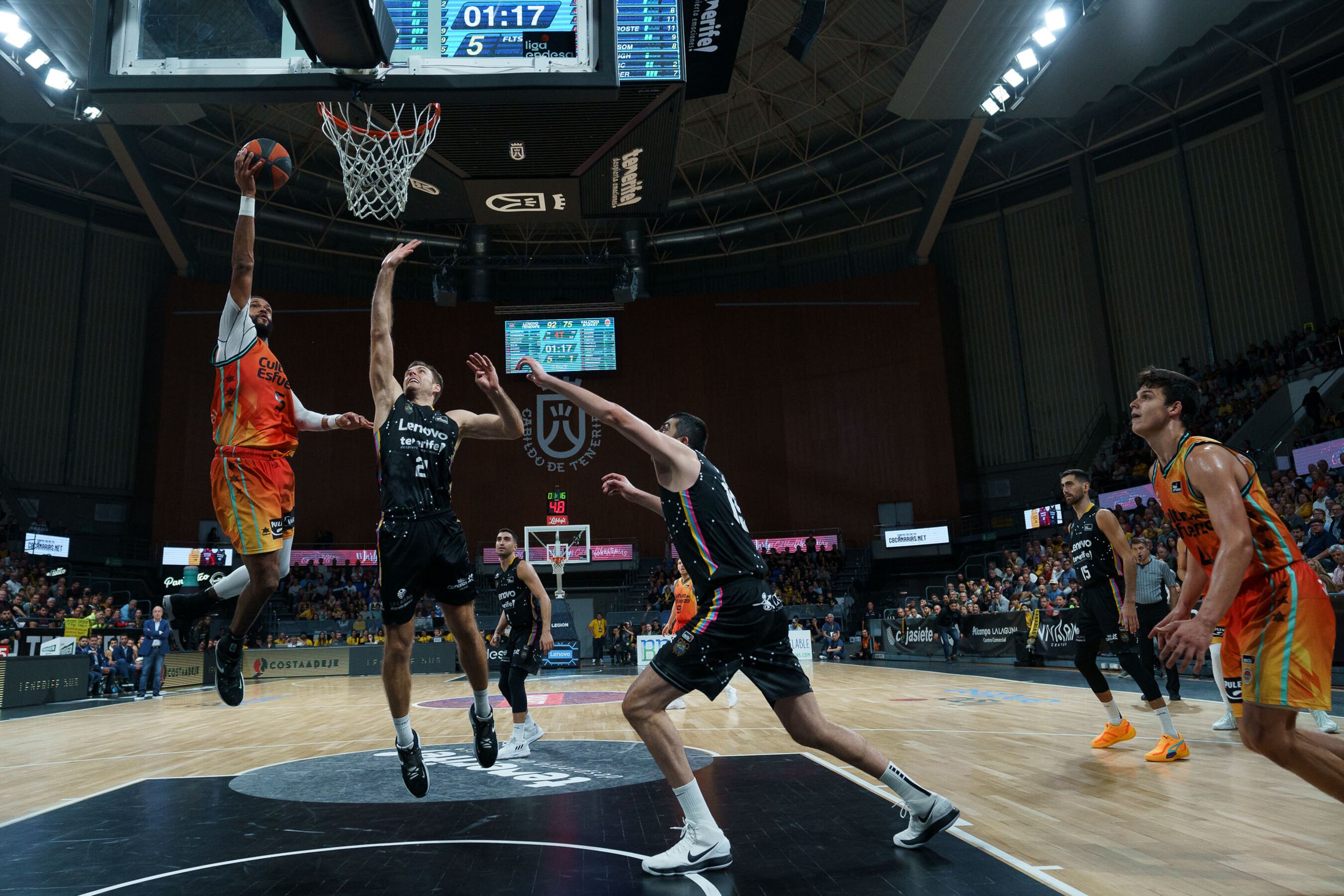 SANTA CRUZ DE TENERIFE, 19/11/2022.- El alero del Valencia Basket James Weeb III (i) entra a canasta defendido por el alero del Lenovo Tenerife Tim Abromaitis (2i), durante el partido de la Liga Endesa entre el Lenovo Tenerife y el Valencia Basket celebrado este sábado en el pabellón Santiago Martín de La Laguna (Tenerife). EFE/ Ramón De La Rocha