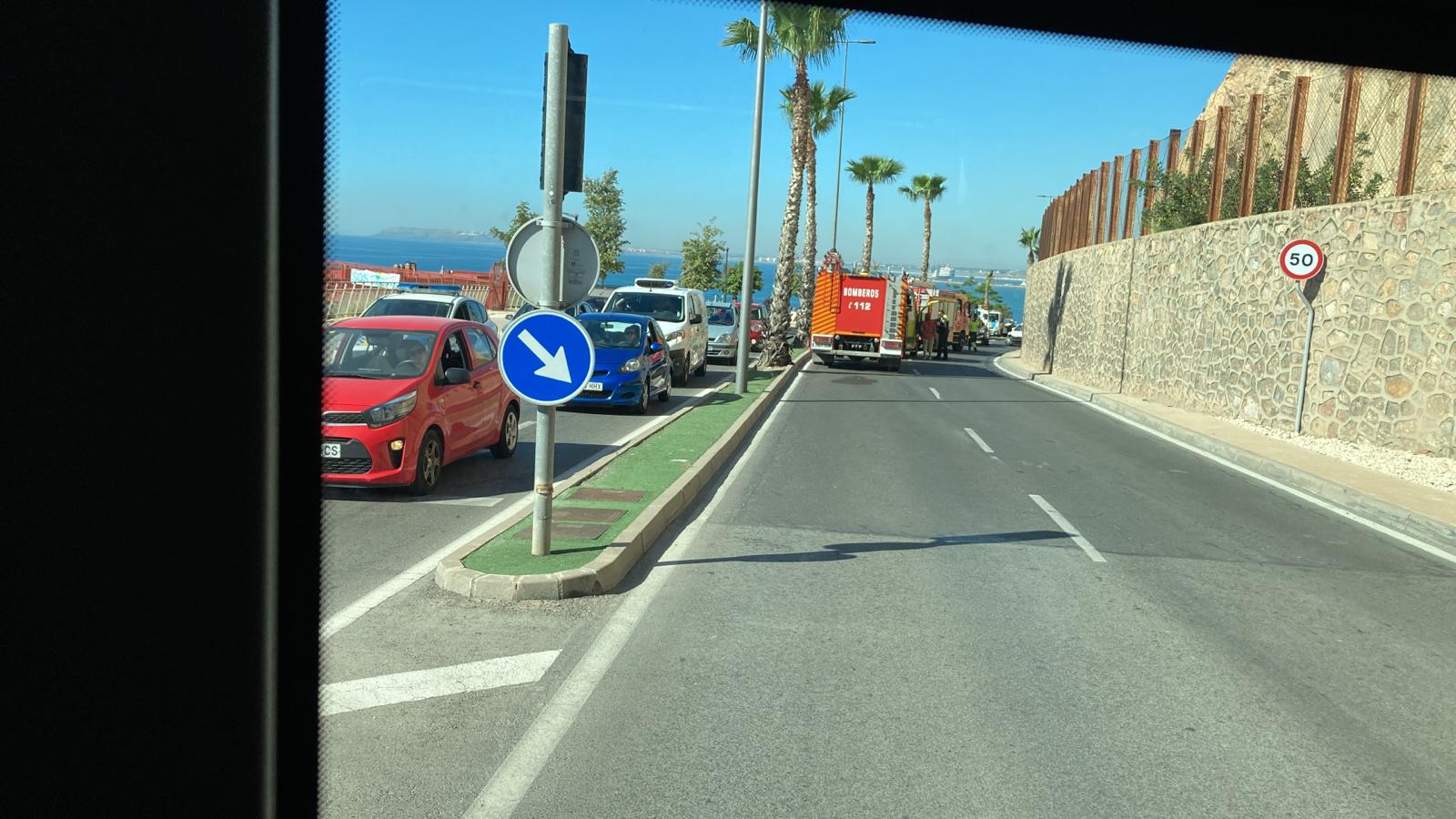 Bomberos actuando en un accidente en la carretera de La Cantera de Alicante