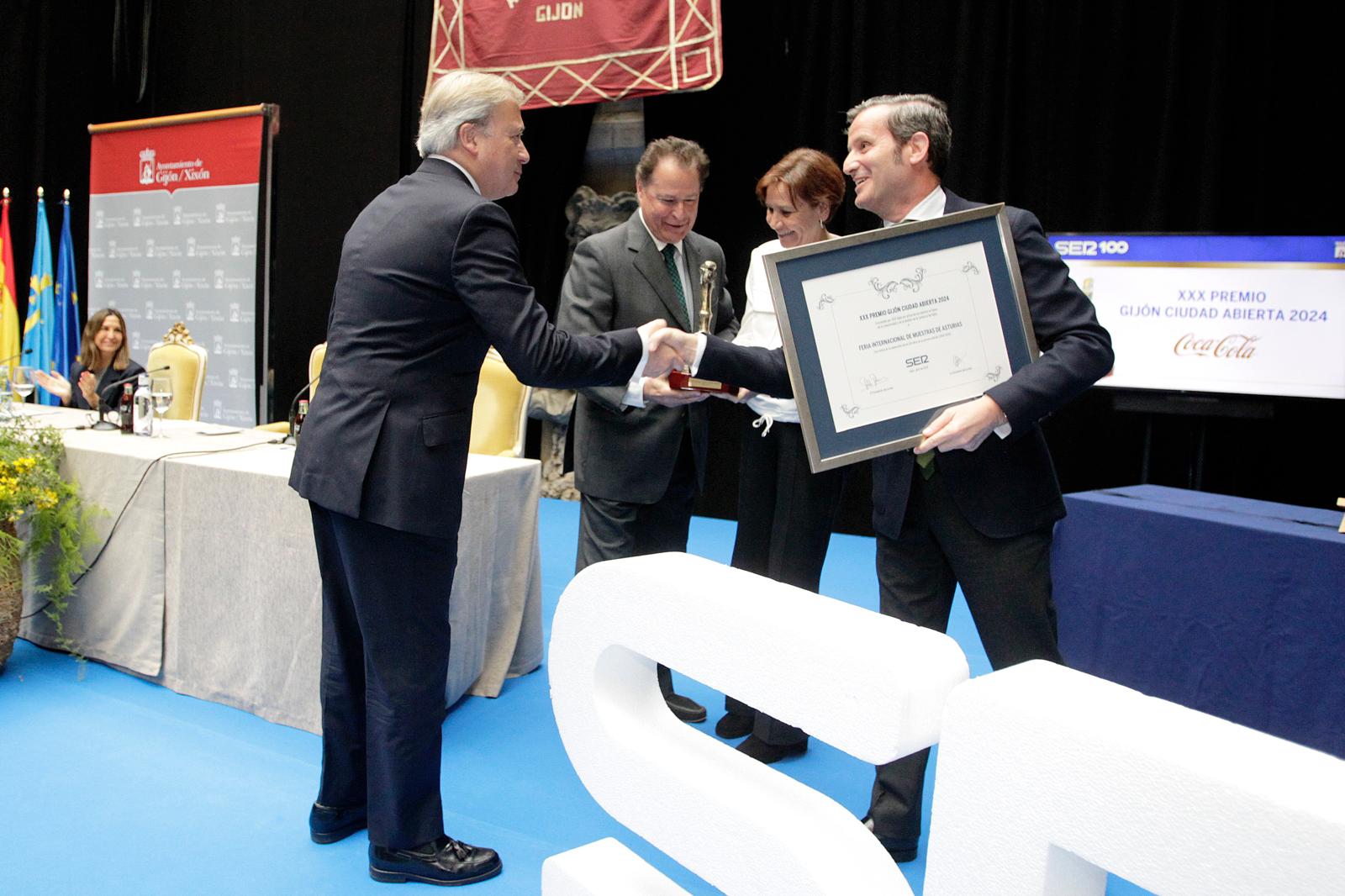 Pablo Palacios, director regional SER, y Carmen Moriyón, alcaldesa de Gijón, entregan Premio Gijón Ciudad Abierta a Félix Baragaño, presidente de la Cámara de Comercio de Gijón y Álvaro Alonso, director de FIDMA