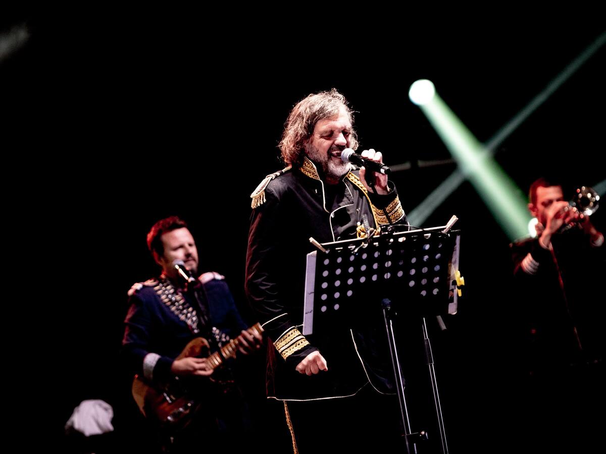 Un público entregado a los ritmos de los Balcanes con Emir Kusturica en Lanuza
