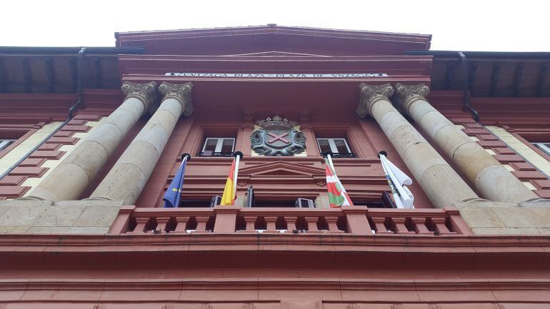 Detalle de la fachada del Ayuntamiento de Eibar