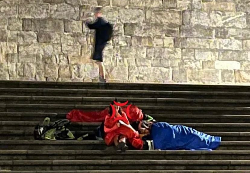 Peregrinos durmiendo en la praza de Praterías, a los pies de la Catedral / @CompostelaResiste