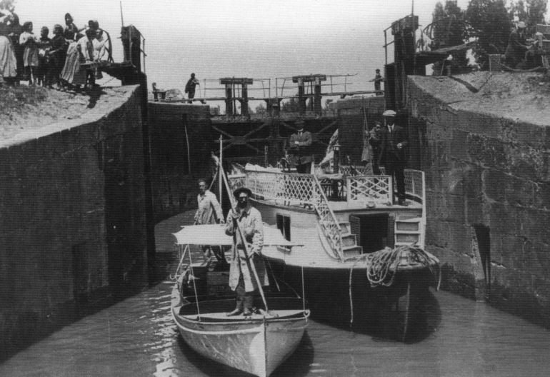 Imagen de archivo de antiguas barcazas en el Canal de Castilla, infraestructura que sirvió de modelo para el proyecto del Canal de Guadarrama