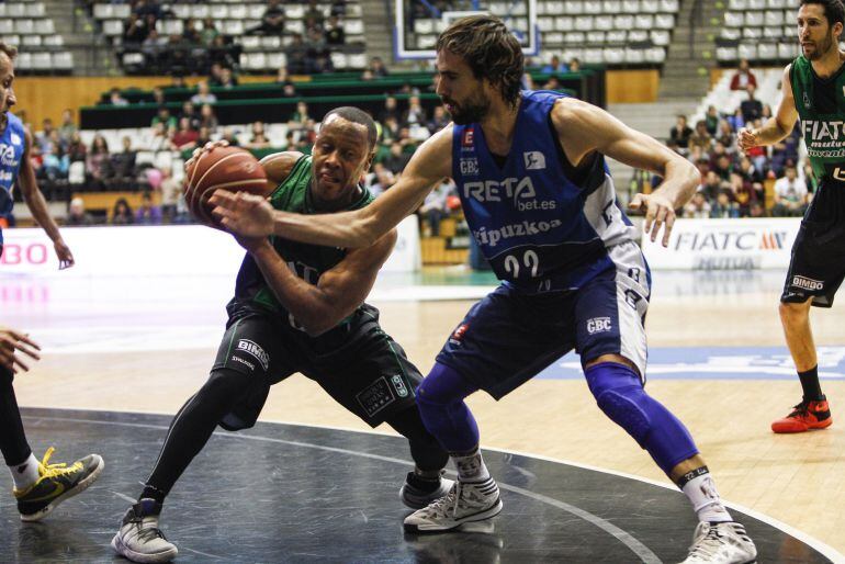 Grimau, que hizo un partidazo, pelea un balón con Mallet.