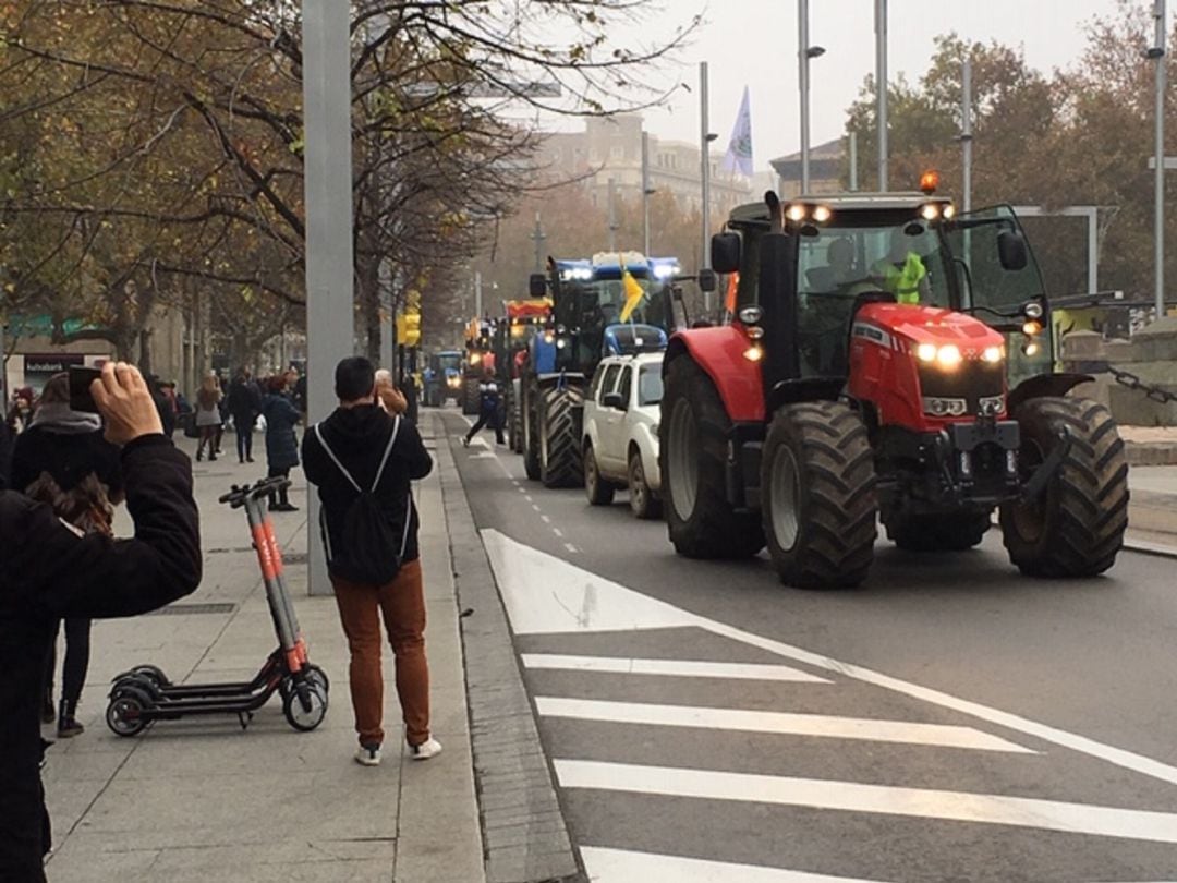 Cientos de tractores recorren la ciudad de Zaragoza. 