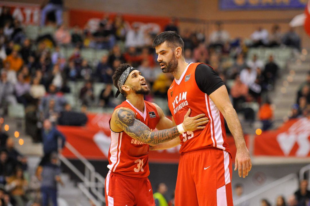 Booker y Sakota en el partido contra RETAbet Bilbao