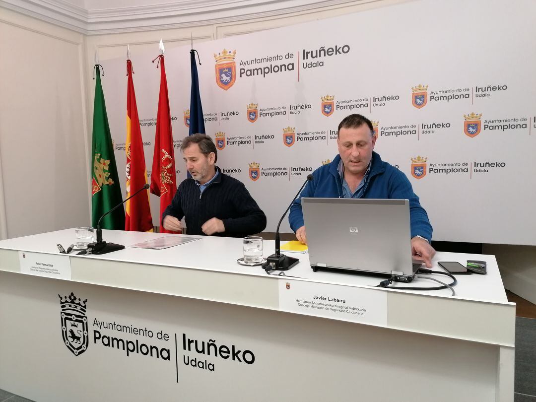 Patxi Fernández, director del área de Seguridad Ciudadana del Ayuntamiento de Pamplona y Javier Labairu, director del área