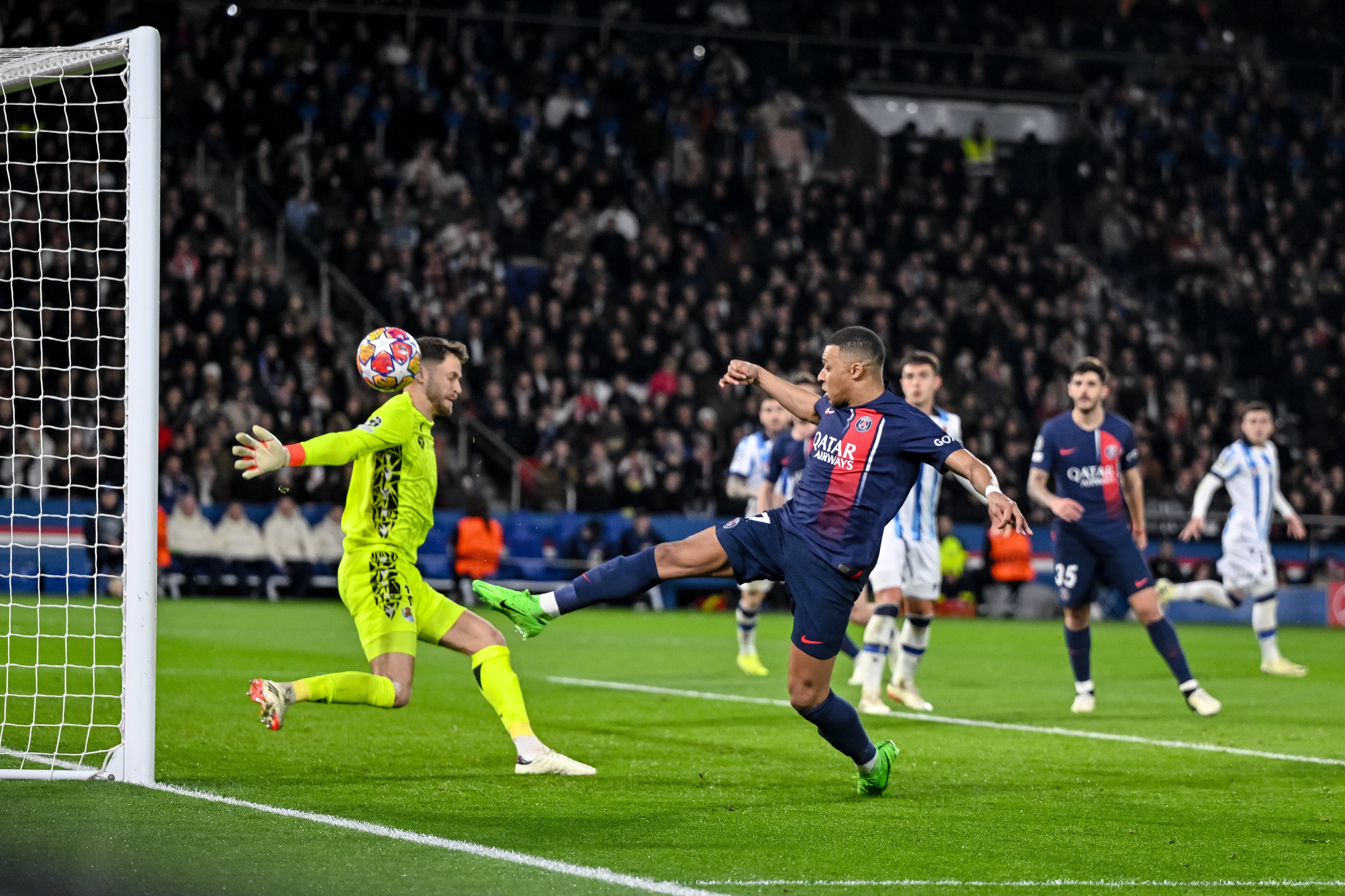 Kylian Mbappé bate a Remiro en el primer gol del PSG ante la Real Sociedad