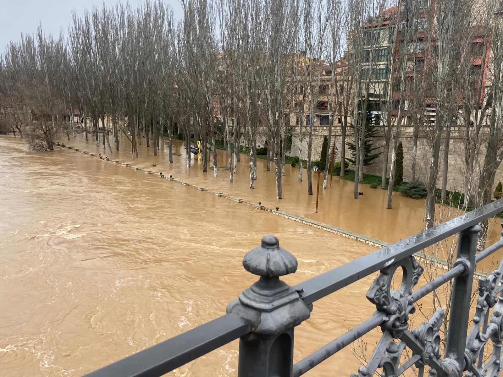 Duero a su paso por Aranda en la tarde del sábado 7 de febrero