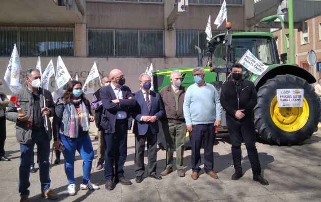 Representantes de organizaciones agrarias, cooperativas, sindicatos y empresarios durante la concentración en la Subdelgación del Gobierno de Córdoba