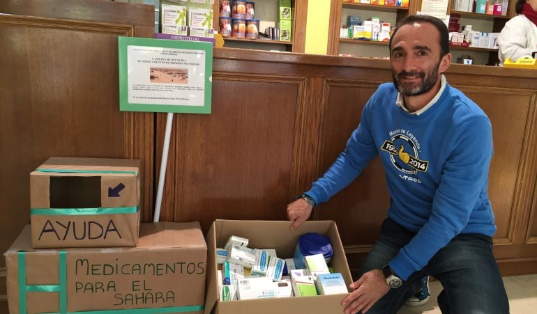 Además de participar en el duro maratón por el desierto, el atleta Vicente Grande llevará al pueblo Saharahui medicamentos, material escolar y donativos