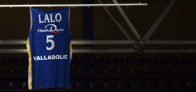 Vista de la camiseta del exjugador Lalo García en lo alto del Pabellón Polideportivo Pisuerga de Valladolid