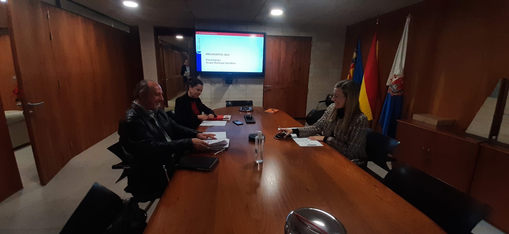 Un momento de la reunión del PSOE con la edil de Hacienda