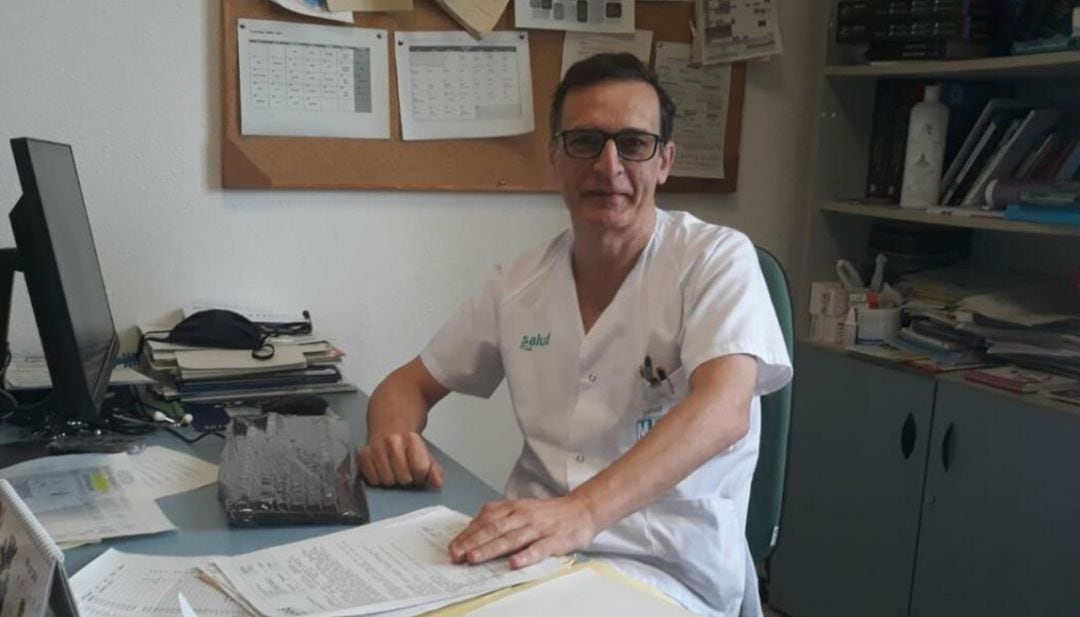 El nuevo presidente de la SEMI en su consulta del Hospital Royo Villanova de Zaragoza donde trabaja. 