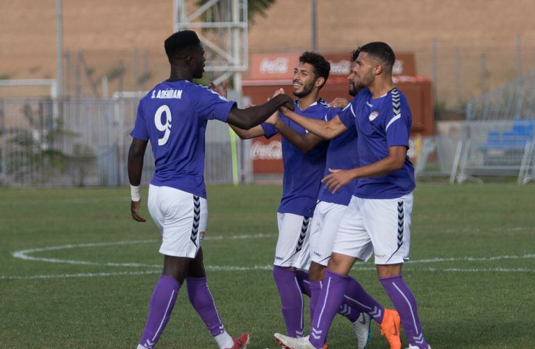 El doble goleador Samu, recibe la felicitación de sus compañeros