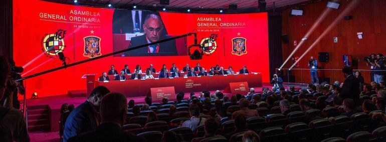 Vista general de la asamblea de la Real Federación Española de Fútbol (RFEF), que se celebra en la Ciudad del Fútbol de Las Rozas