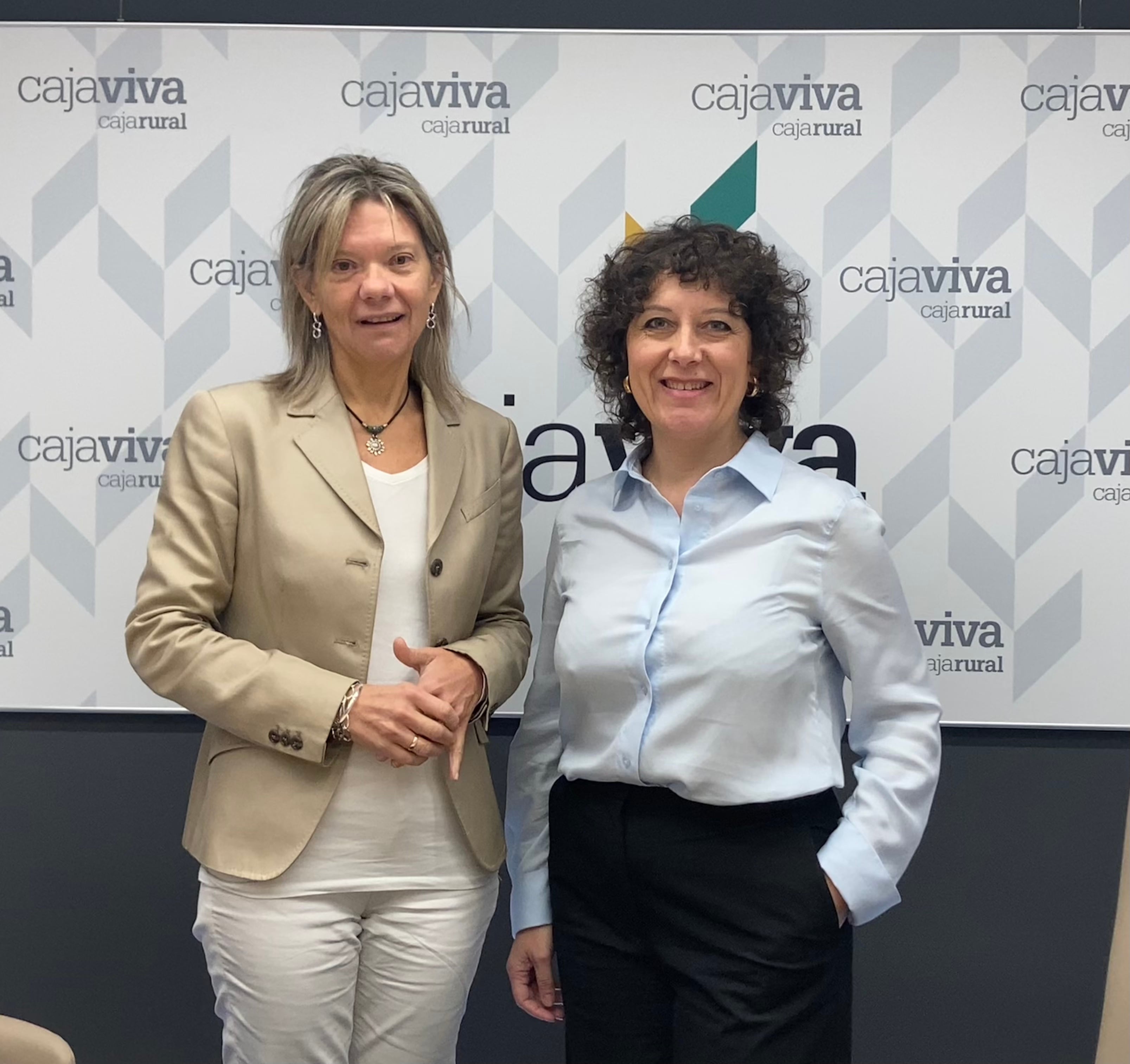 Mercedes Rodríguez, responsable de Comunicación de Cajaviva Caja Rural Burgos, y Rosalía Santaolalla, presidenta de la Asociación de Periodistas de Burgos, presentaron la VII edición de &#039;El Periódico del Cole&#039;