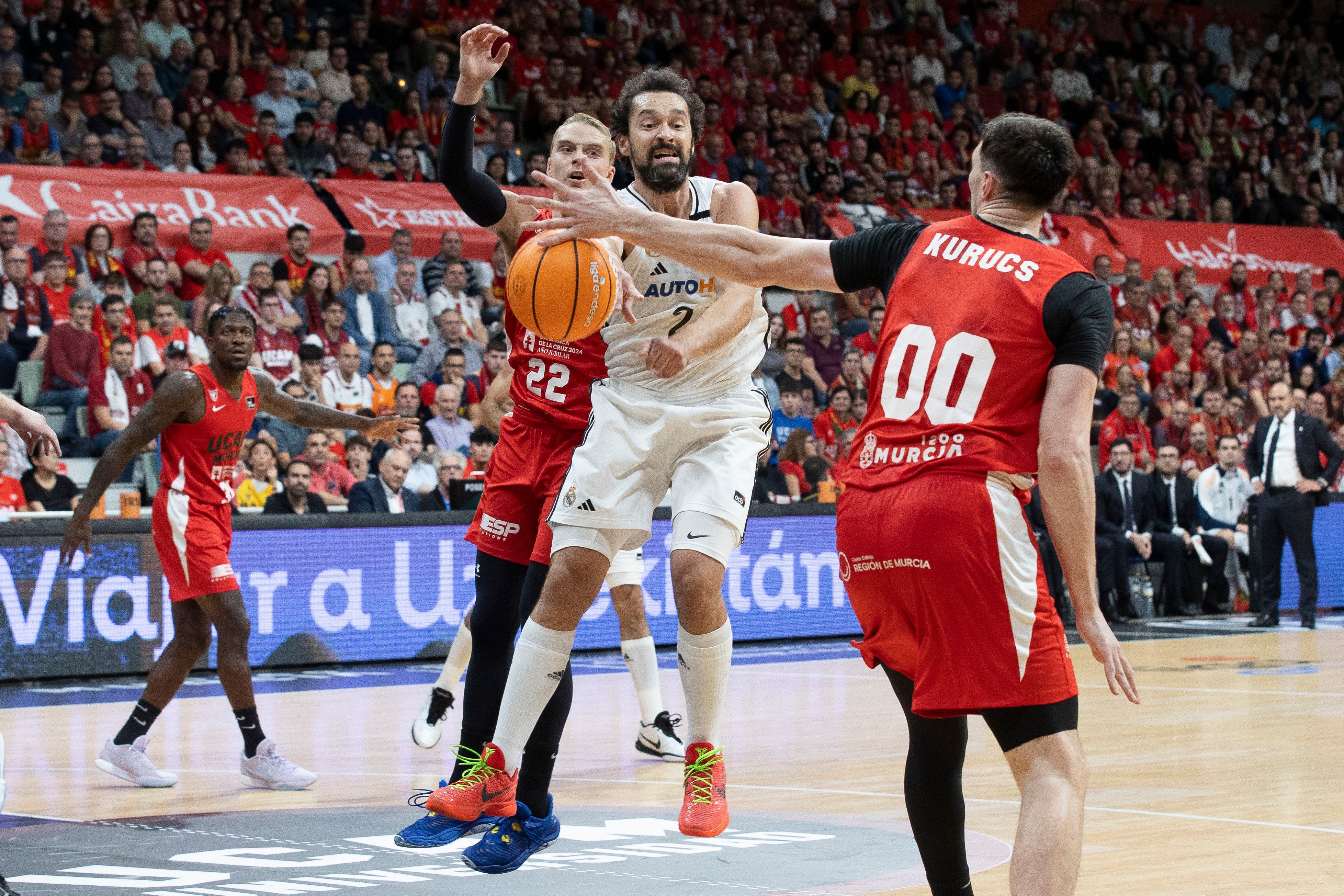 Rodions Kurucs intenta neutralizar el ataque de Llull