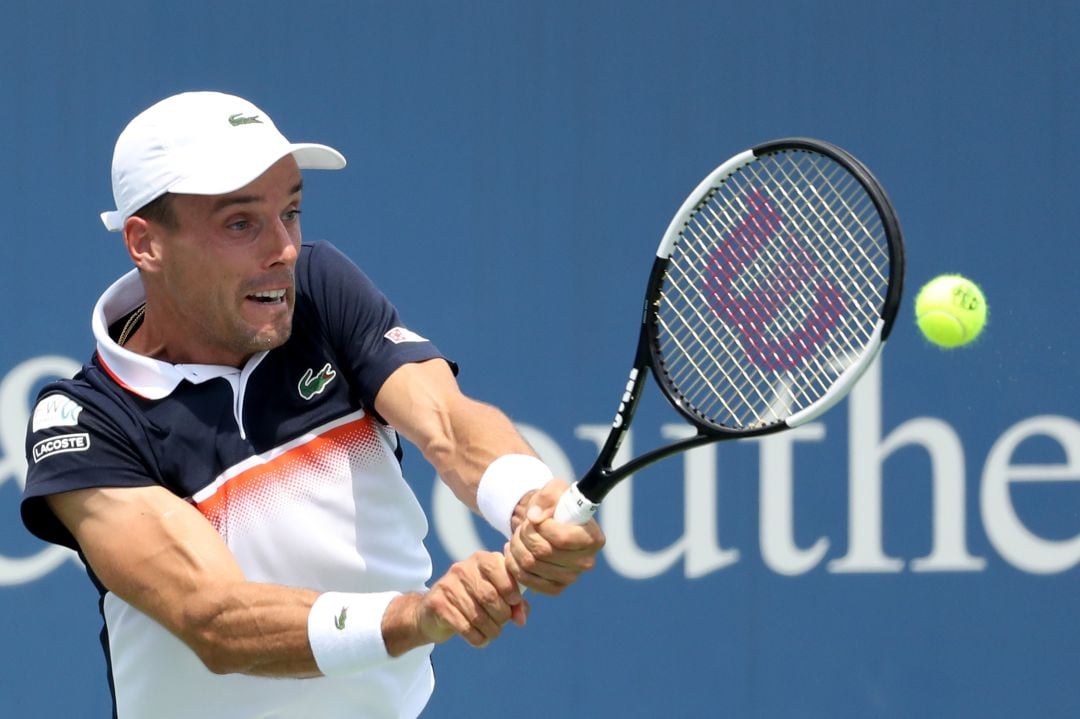 Roberto Bautista golpea de revés en el partido ante Richard Gasquet.