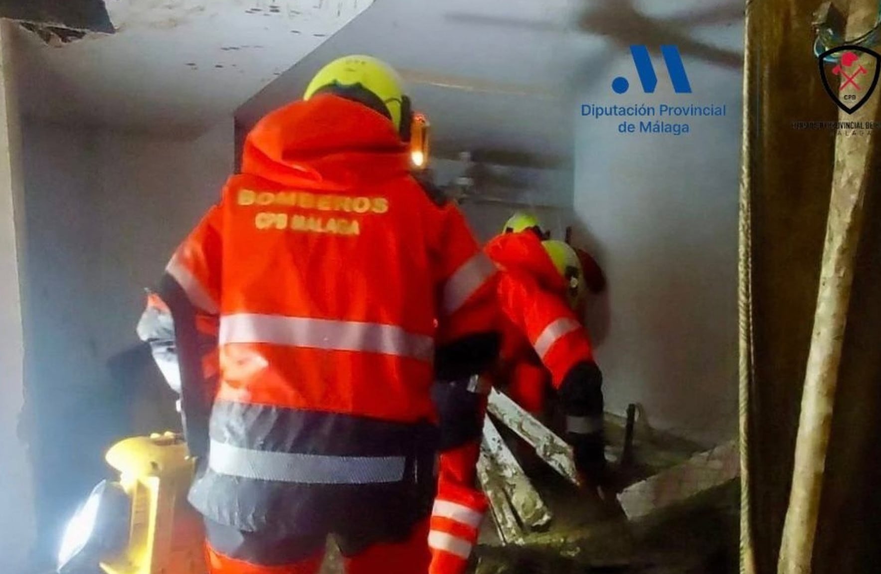 Intervención de los bomberos en el derribo del muro