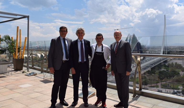 El chef Ricard Camarena junto a Juan Sabater, director regional de El Corte Inglés; Agustín Alonso, director de El Corte Inglés Avenida de Francia, y Pau Pérez Rico, director regional de Comunicación y Relaciones Institucionales de El Corte Inglés