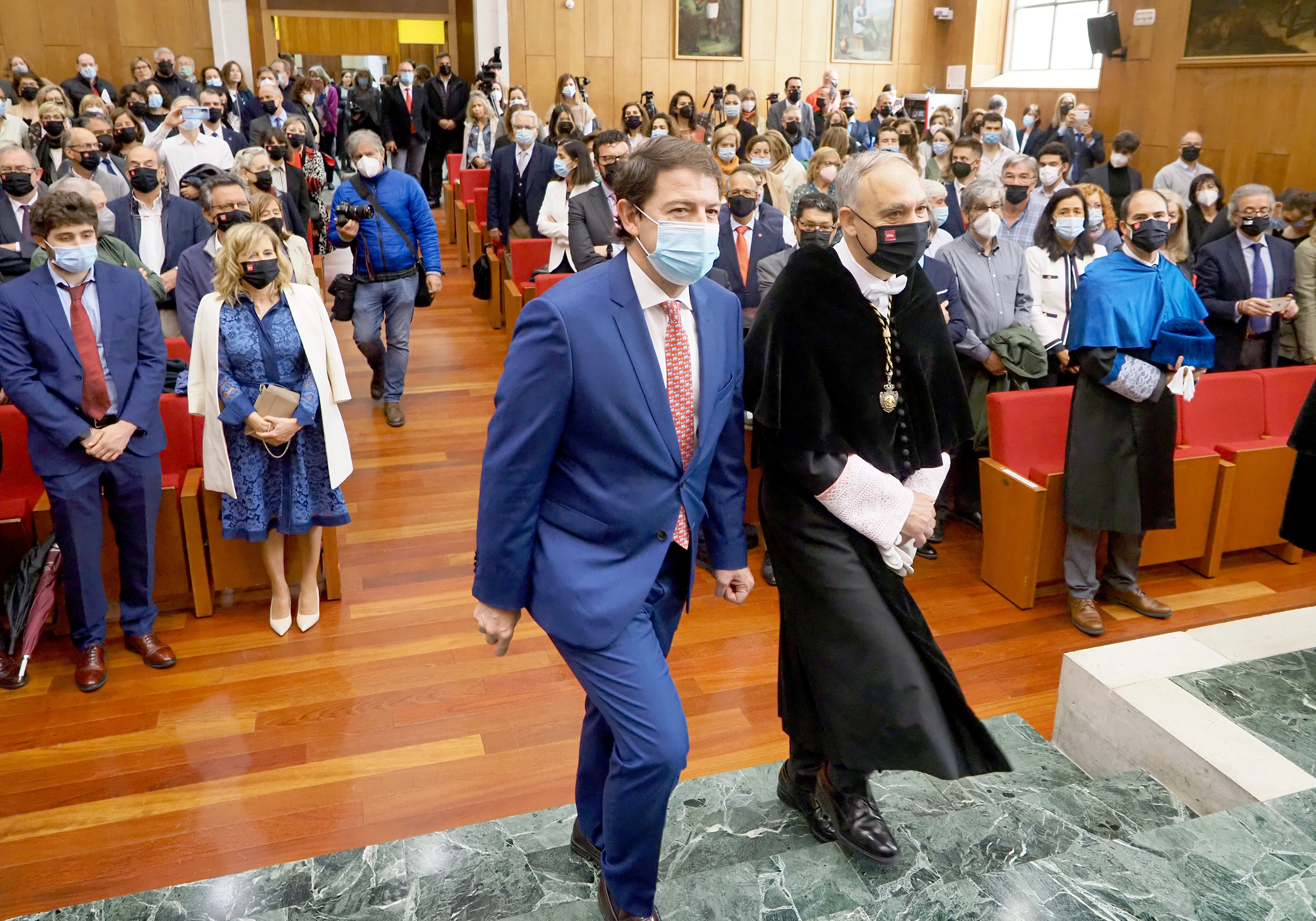 El acto lo preside el presidente de la Junta de Castilla y León y la Universidad de Valladolid acoge el acto solemne de toma de posesión del rector, Antonio Largo Cabrerizo, y de su equipo.