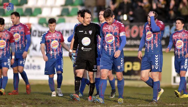 Los jugadores gimnásticos a la finalización del partido frente al Coruxo