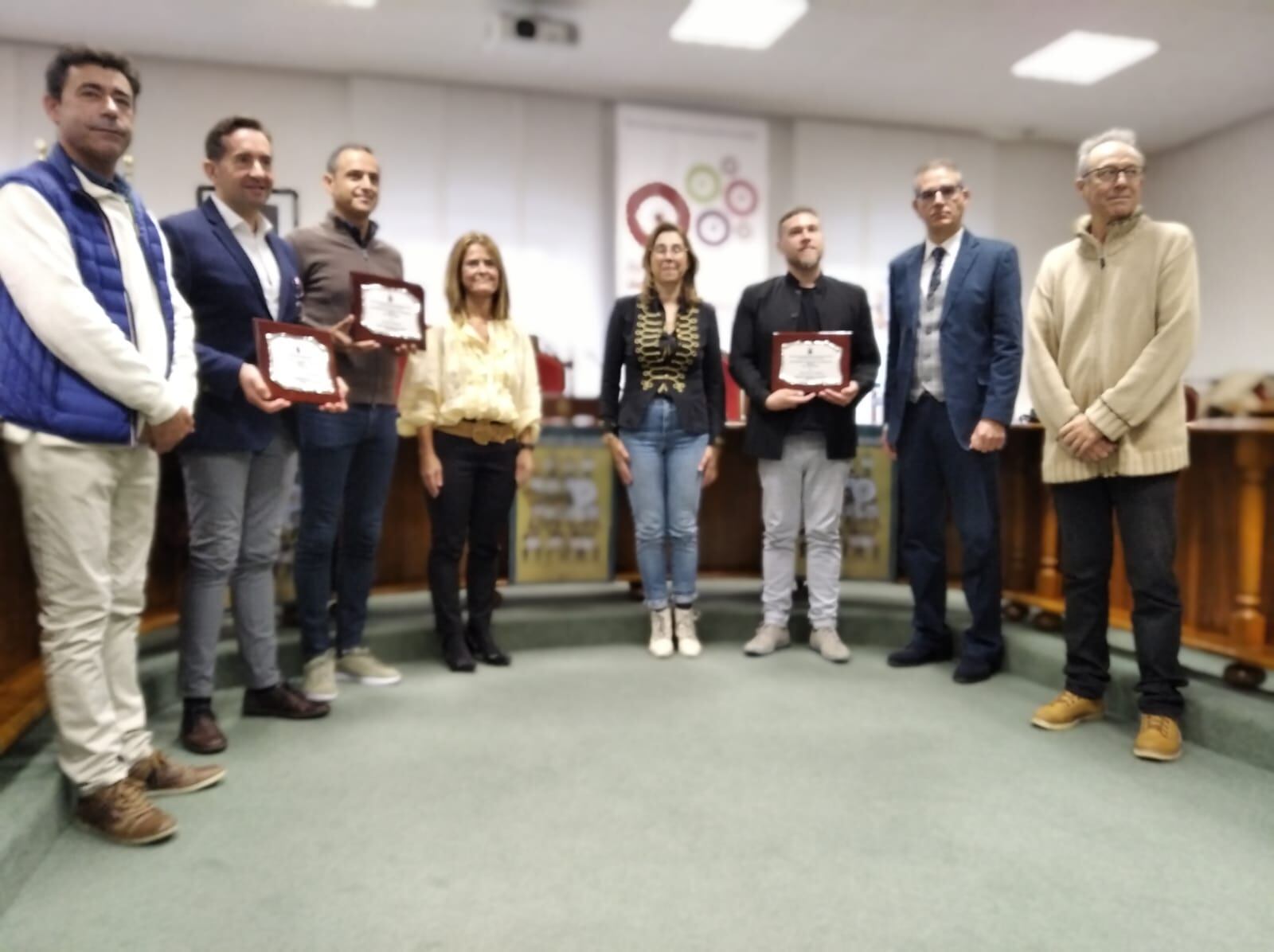 Premiados y organización posan al final del acto